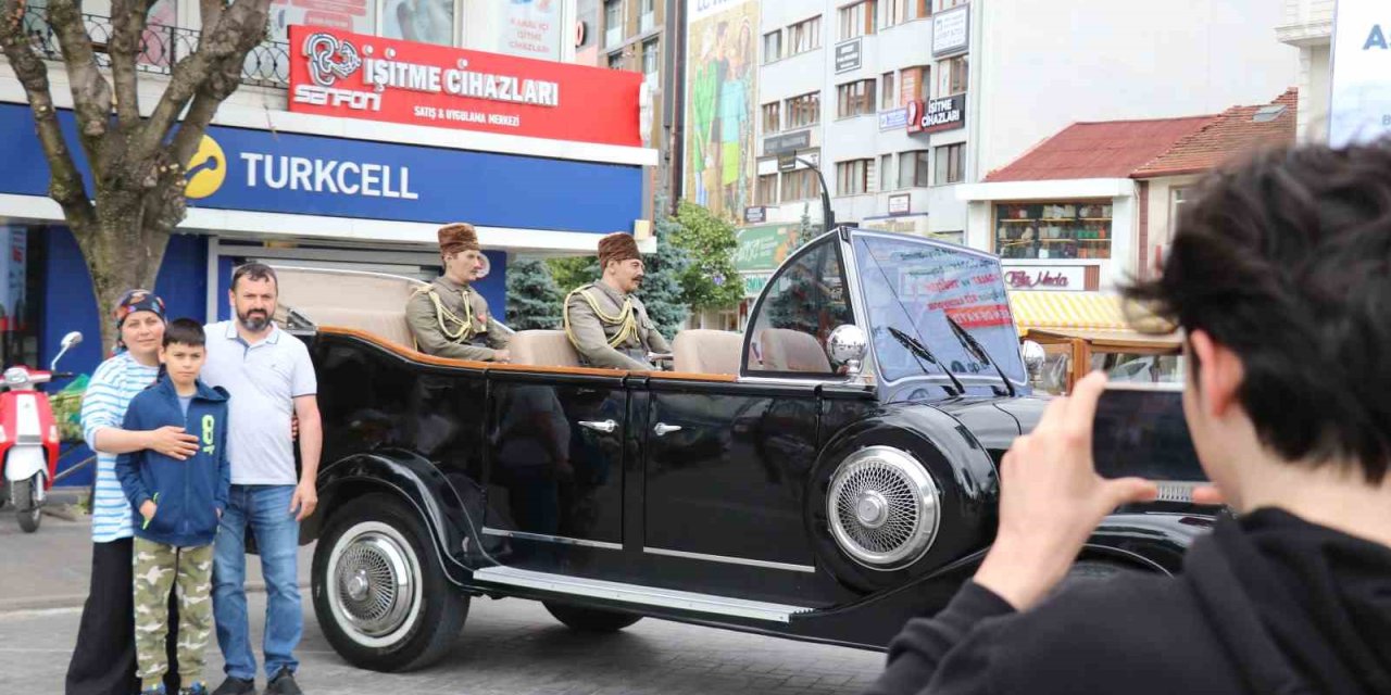 Atatürk’ün makam aracının replikasıyla şehir şehir geziyor