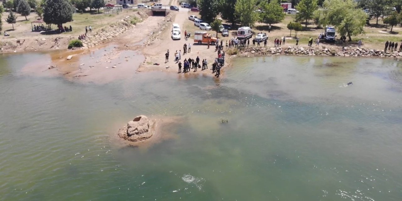 Topu almak için girdikleri Kızılırmak’ta kayboldular