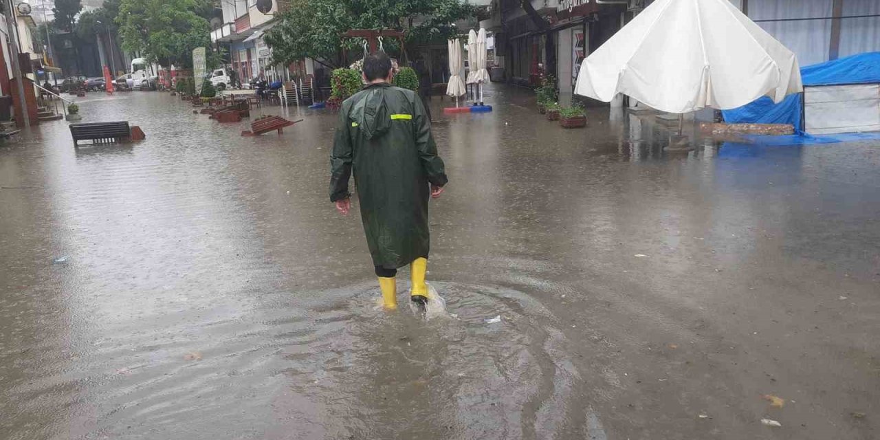 Taşkınlar sonrası tatil bölgesinde yoğun çalışma