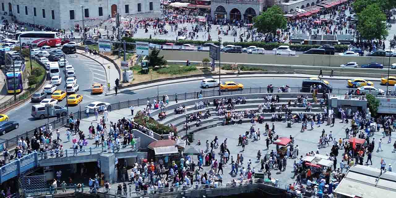 Eminönü'nde devasa kalabalık