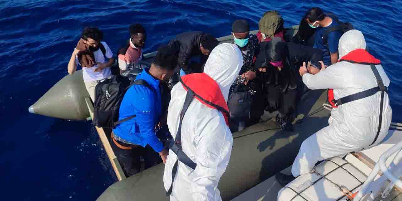 Yunanistan'dan itilen 65 düzensiz göçmen kurtarıldı