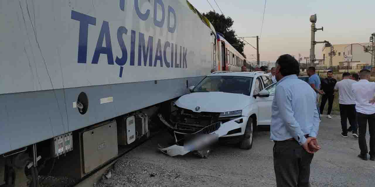 Yolcu treni otomobile çarptı: Sürücü şans eseri kurtuldu