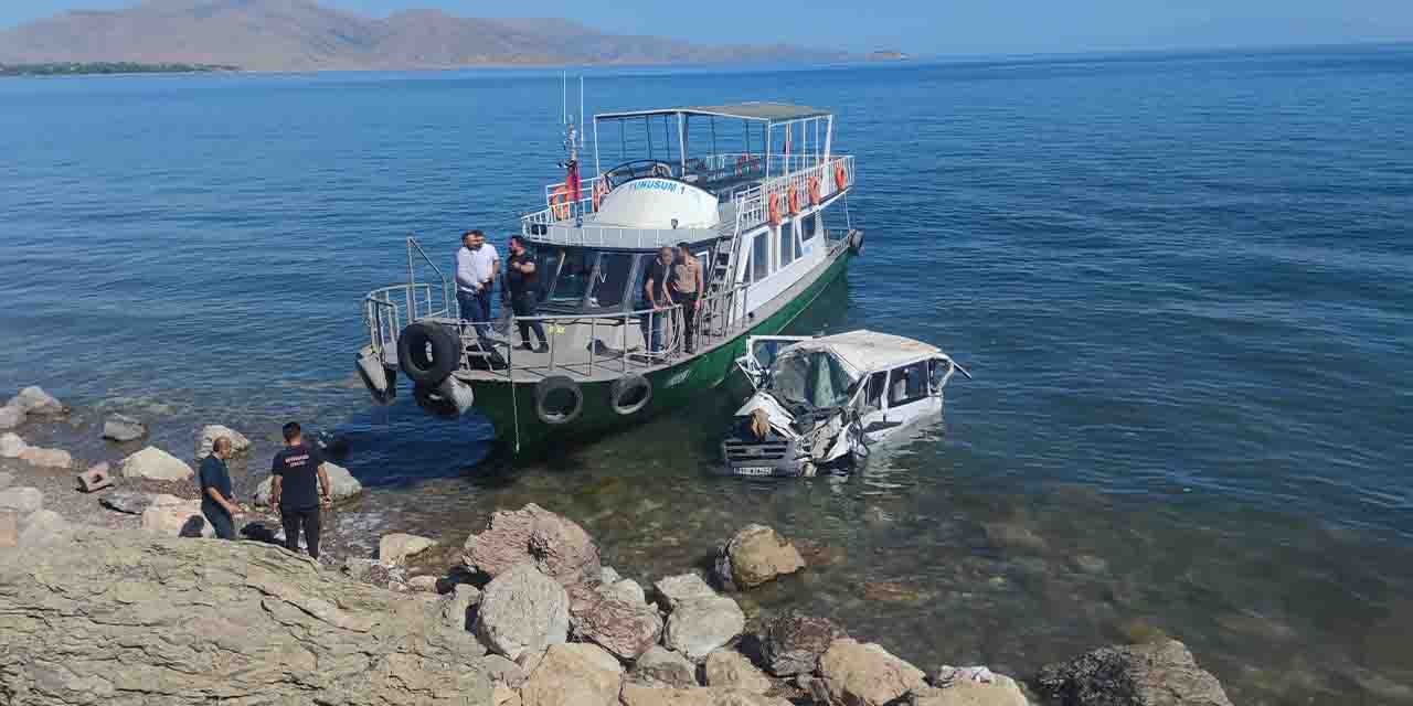 Kontrolünü kaybeden minibüs Van Gölü'ne uçtu: 11 yaralı