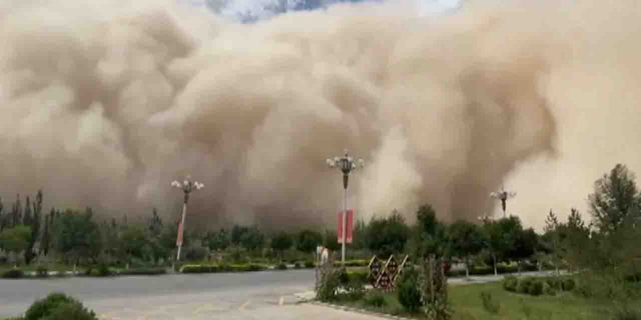 Çin'de 100 metreye ulaşan dev kum fırtınası korkuttu