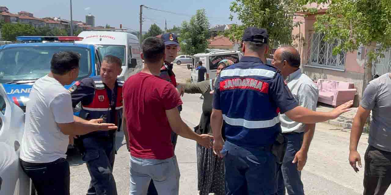 Operasyon esnasında yakalanan suçlular muhabire saldırdı