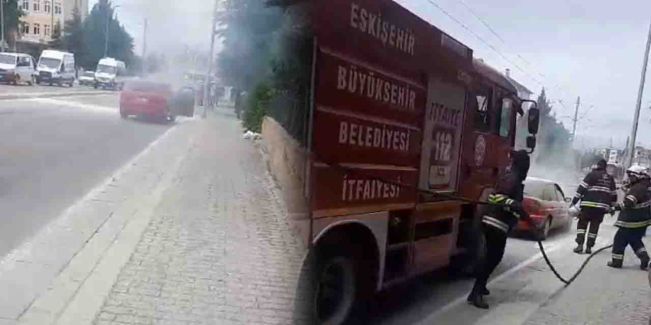 Eskişehir'de seyir halindeki otomobil alev aldı