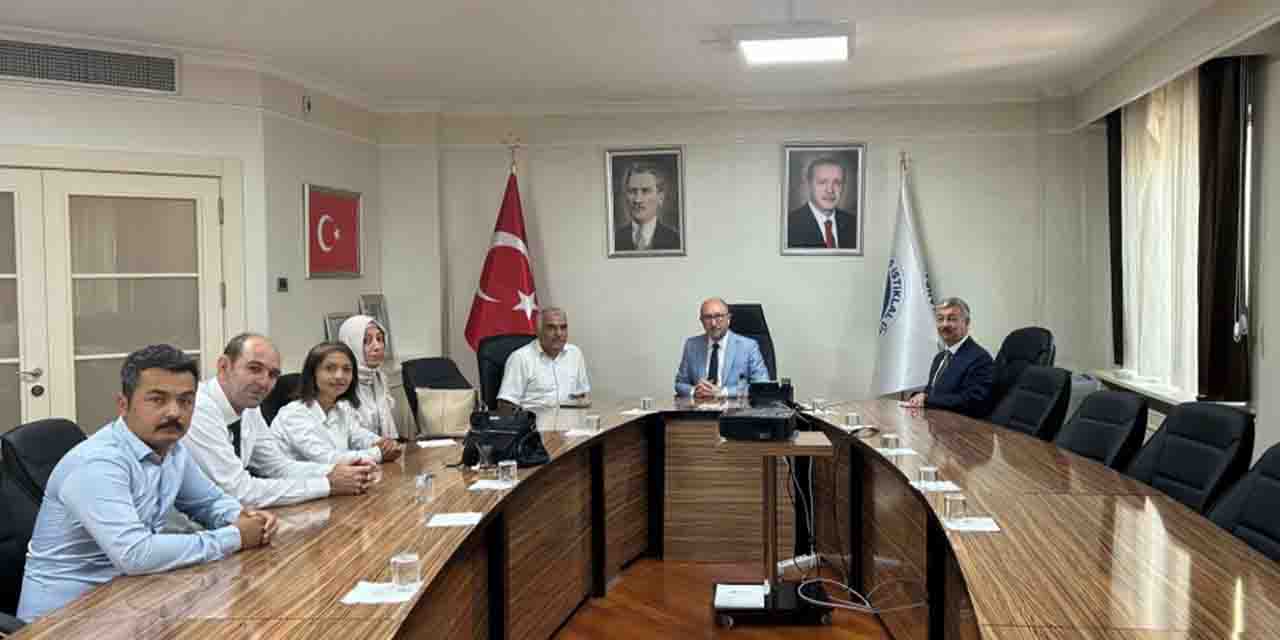 Rektör Erdal deprem bölgesinde AÖF personelleriyle bir arada