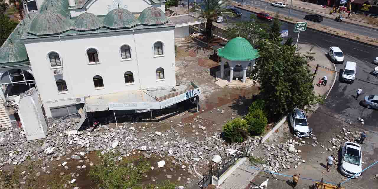 Mersin'de çıkan hortumun faturası ağır oldu