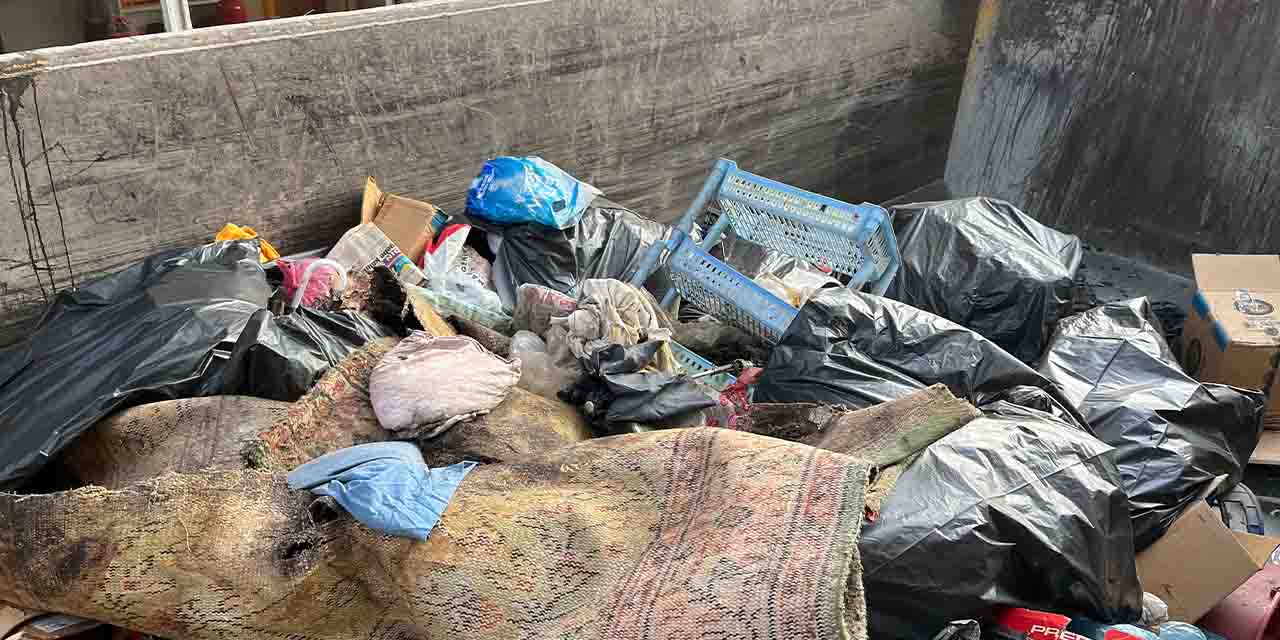 40 ton atık çıkarılan 'çöp ev'den komşular şikayetçi