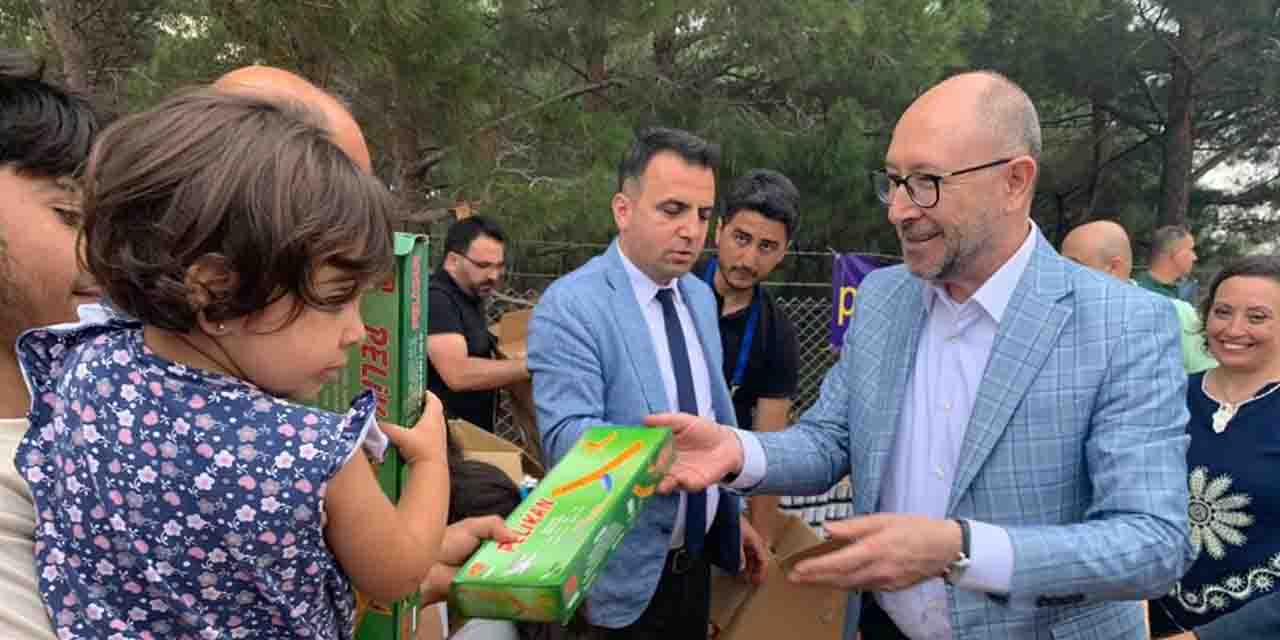 Rektör Erdal depremzede miniklerle beraber