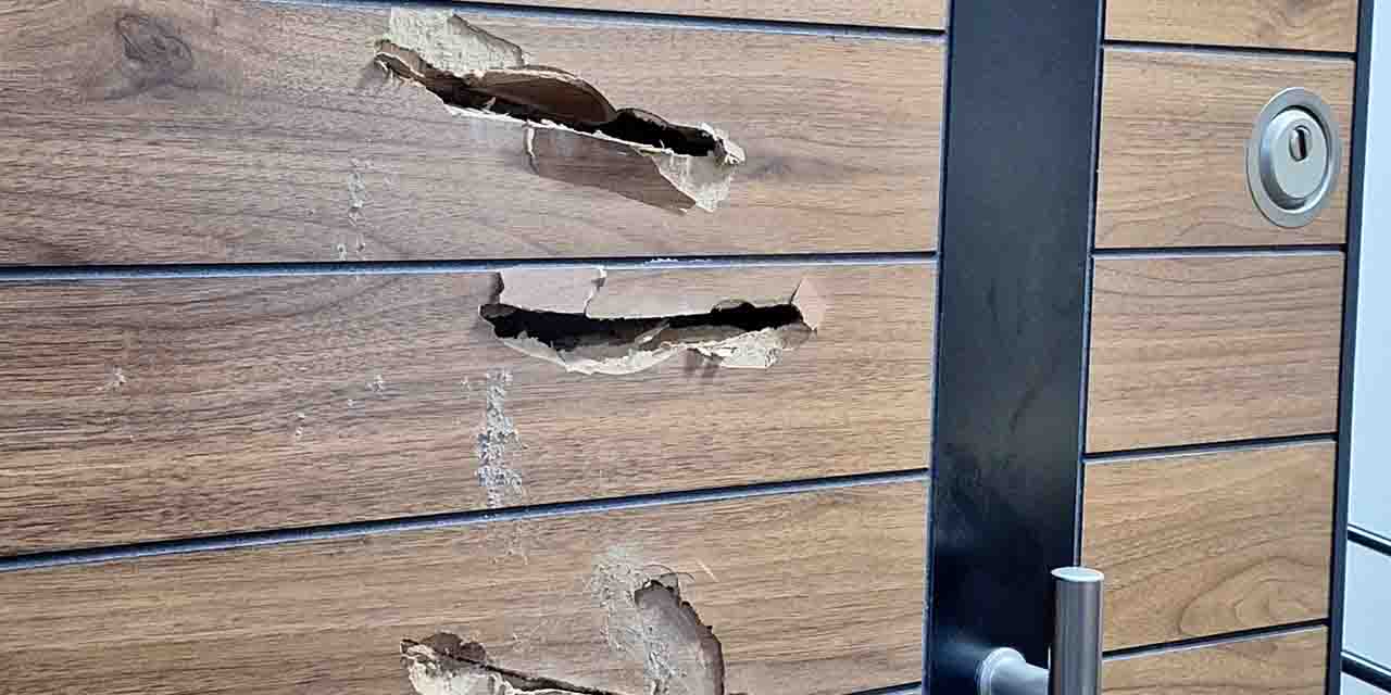 Fatih'te komşu dehşeti: Kapısına baltayla saldırdı