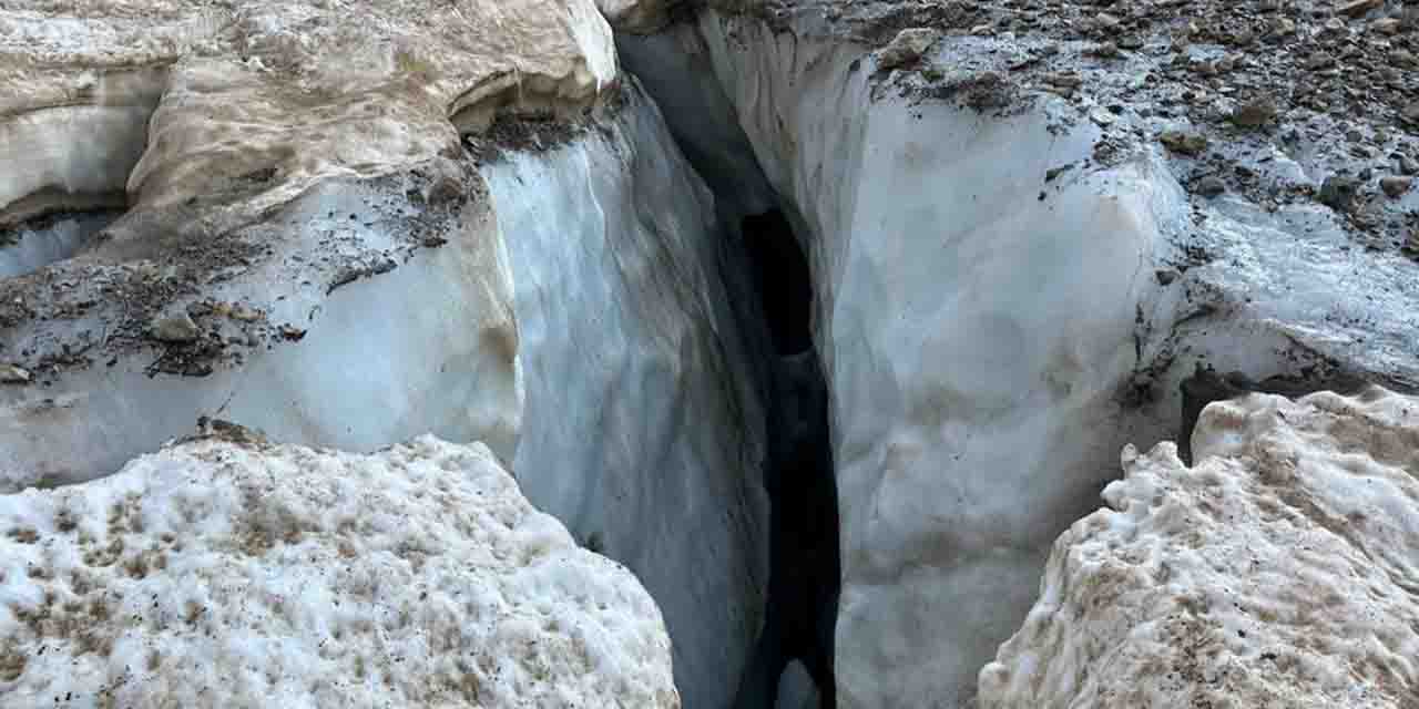 Hakkari'de buzul kırıldı: 4 kişi yarığa düştü