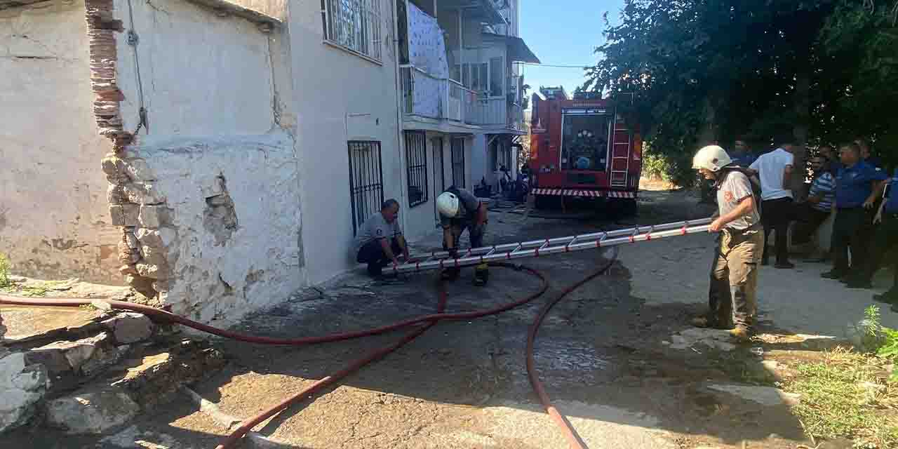 İzmir'de makilik alanda çıkan yangın evi yaktı