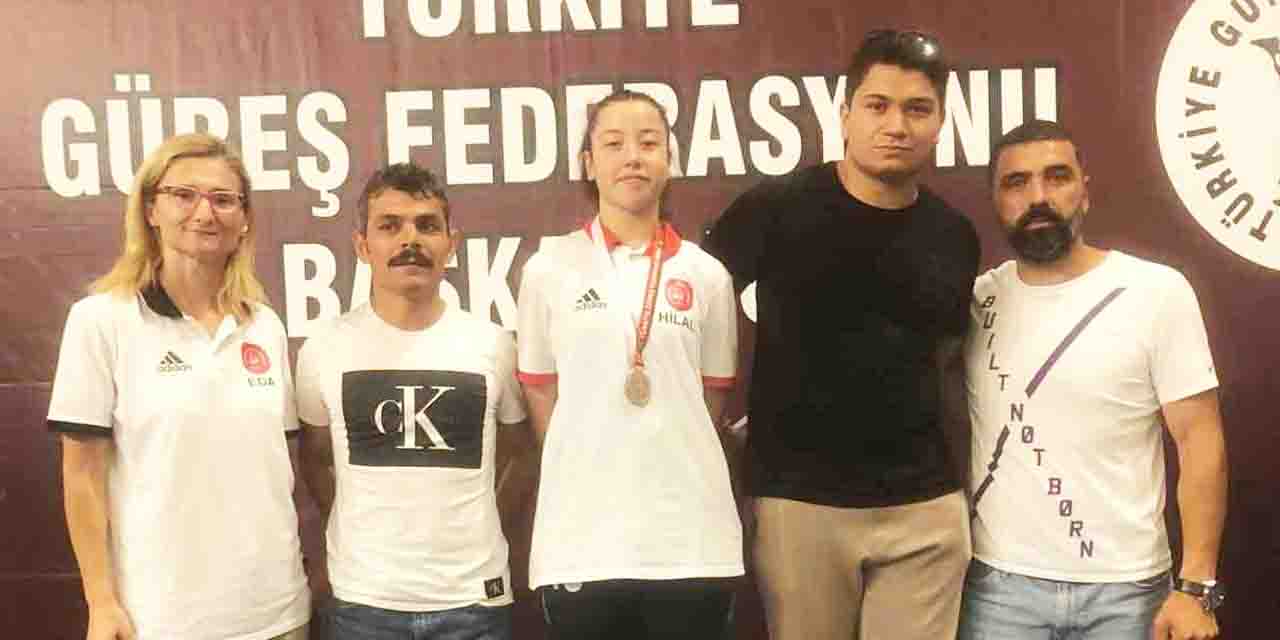 Eskişehirli sporcu halterde gururumuz oldu