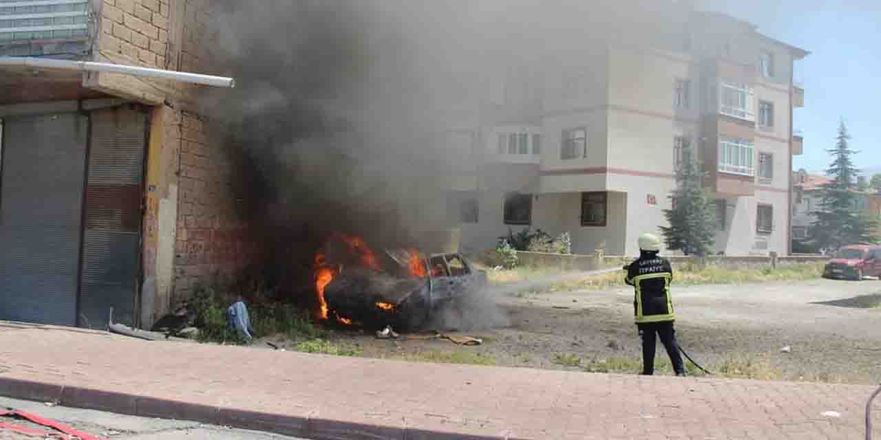 Park halindeki otomobil alev alev yandı