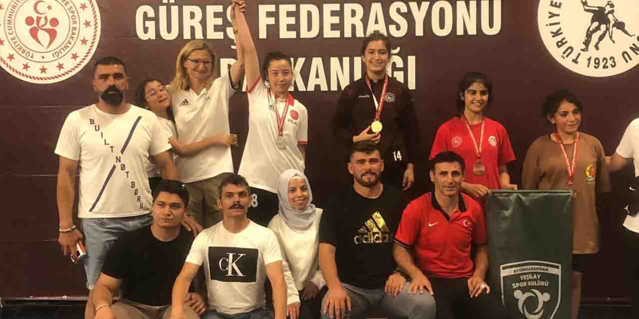 Hilal Demir'den gümüş madalya