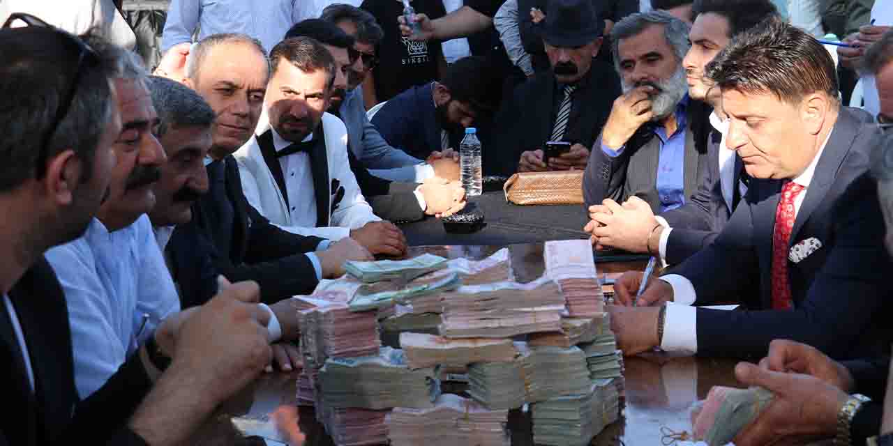Aşiret düğününde takılan takılar dudak uçuklattı