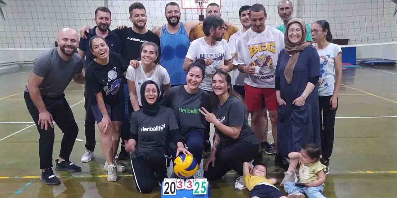 Eskişehirliler stresini voleybolla atıyor