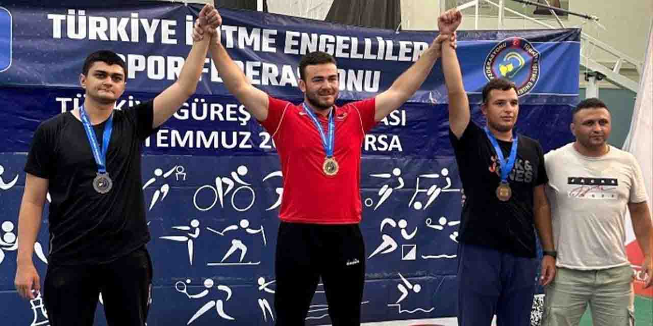 Eskişehirli işitme engelli güreşçiler madalyayla döndü