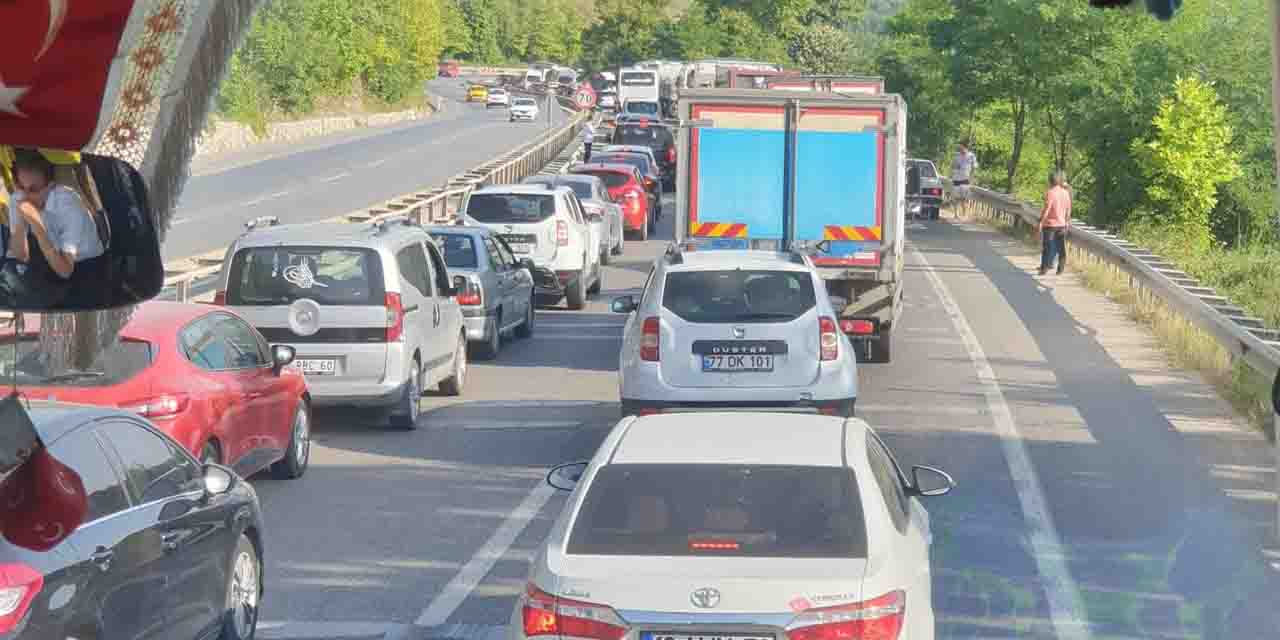 Trafik kilitlendi: KPSS'ye girecekler yürüyerek sınava gitti
