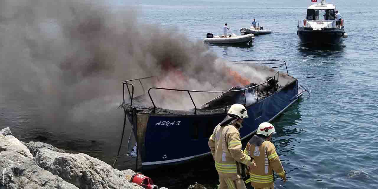 Pendik'te korkutan yangın: Tekne alev aldı