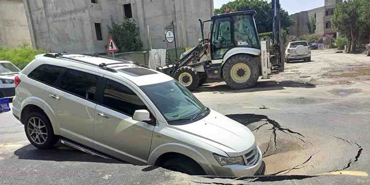 Bodrum'da isale hattı patladı, oluşan çukura araç düştü