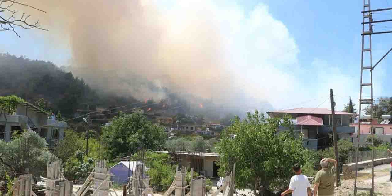 Hatay'da evlere yakın noktada yangın çıktı
