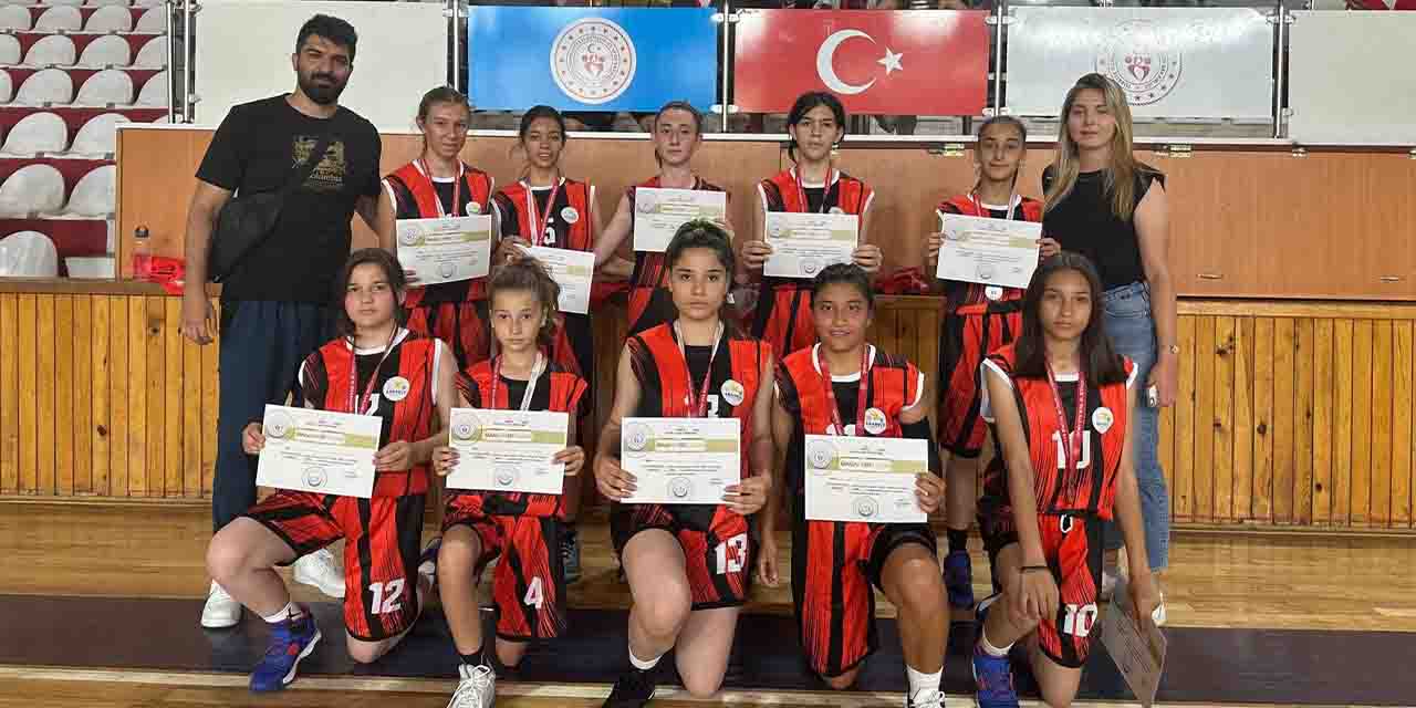 Eskişehirli basketbolcular birincilikle döndü