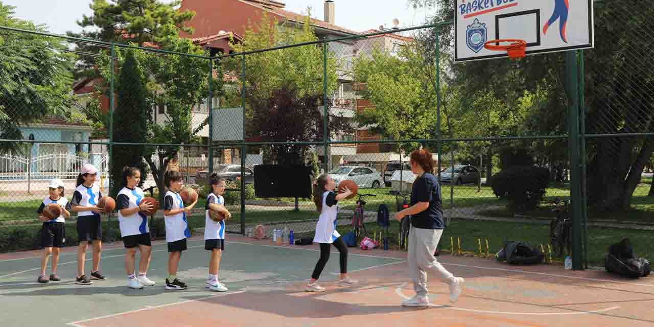 Büyükşehir'in yaz spor eğitimlerine yüzlerce çocuk katıldı