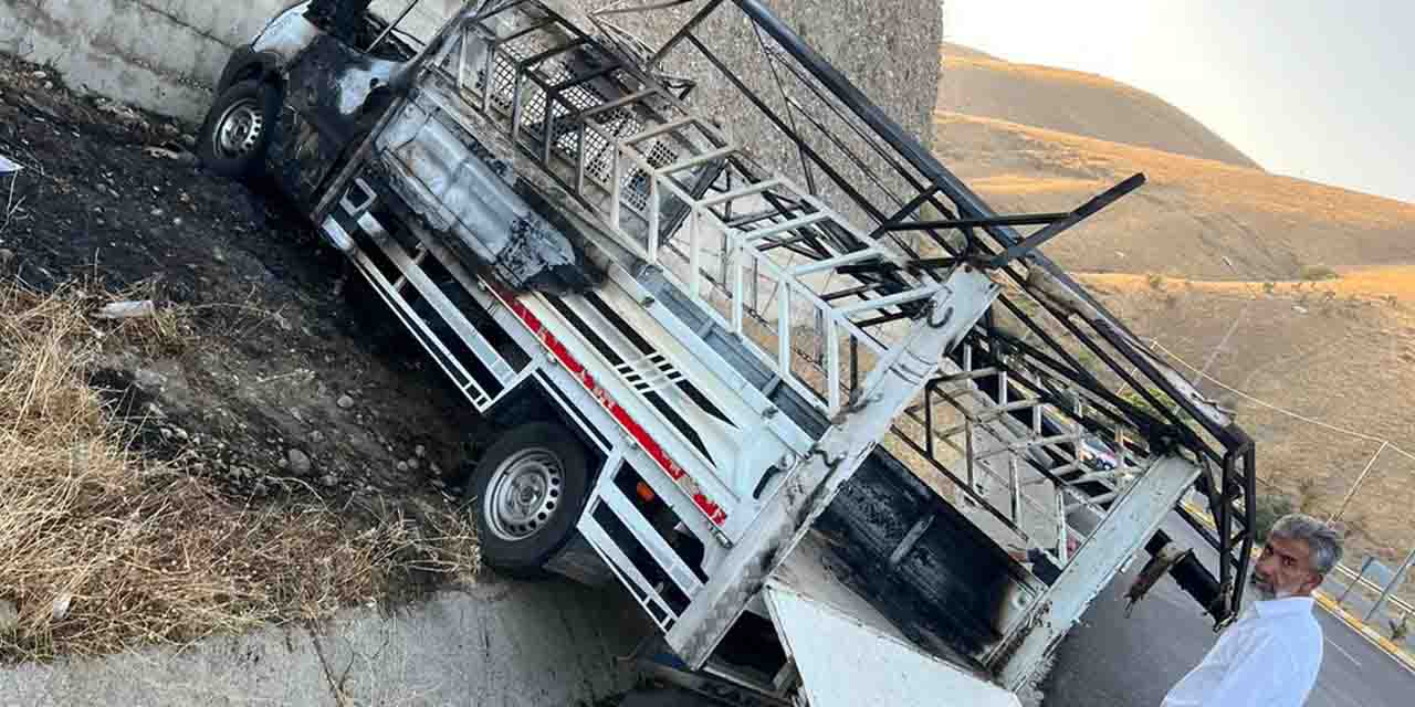 Siirt'te iki aracın çarpıştığı kazada kamyonet alev aldı