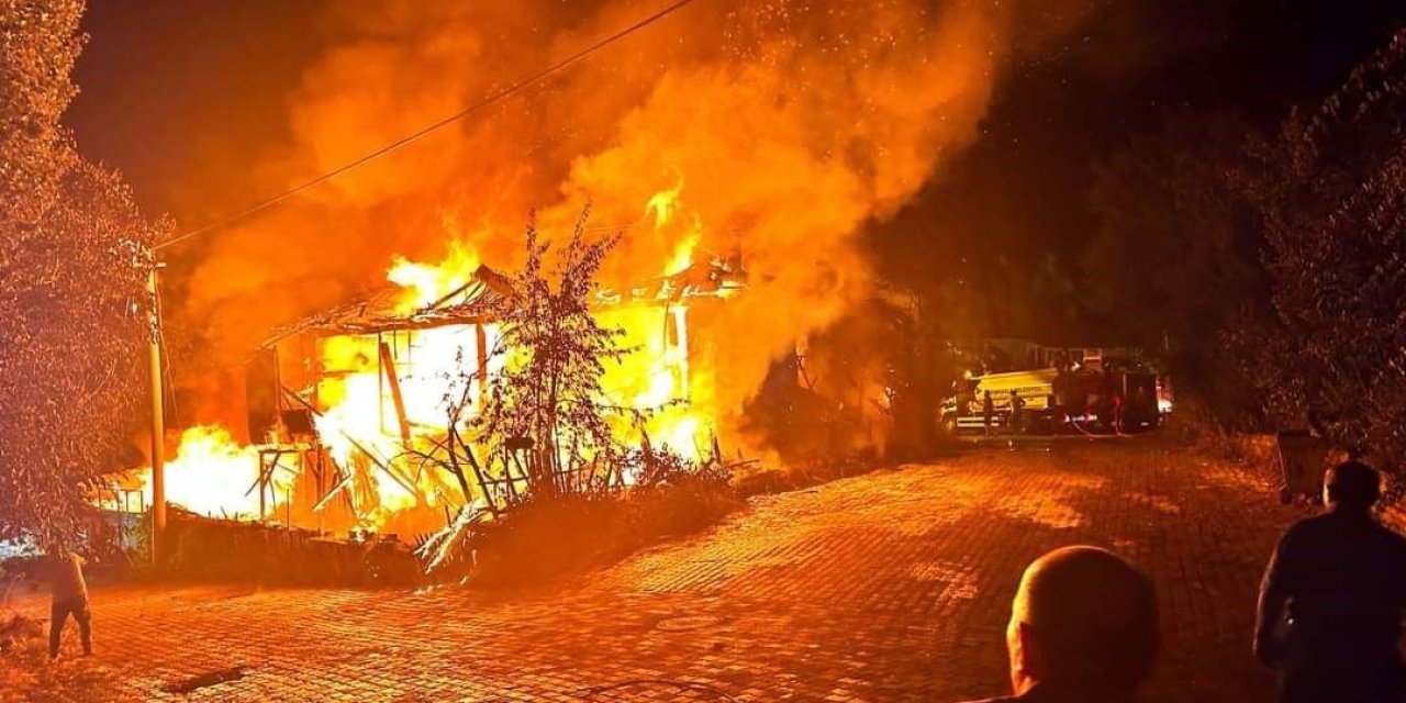 Burdur’da metruk binada çıkan yangın geceyi aydınlattı