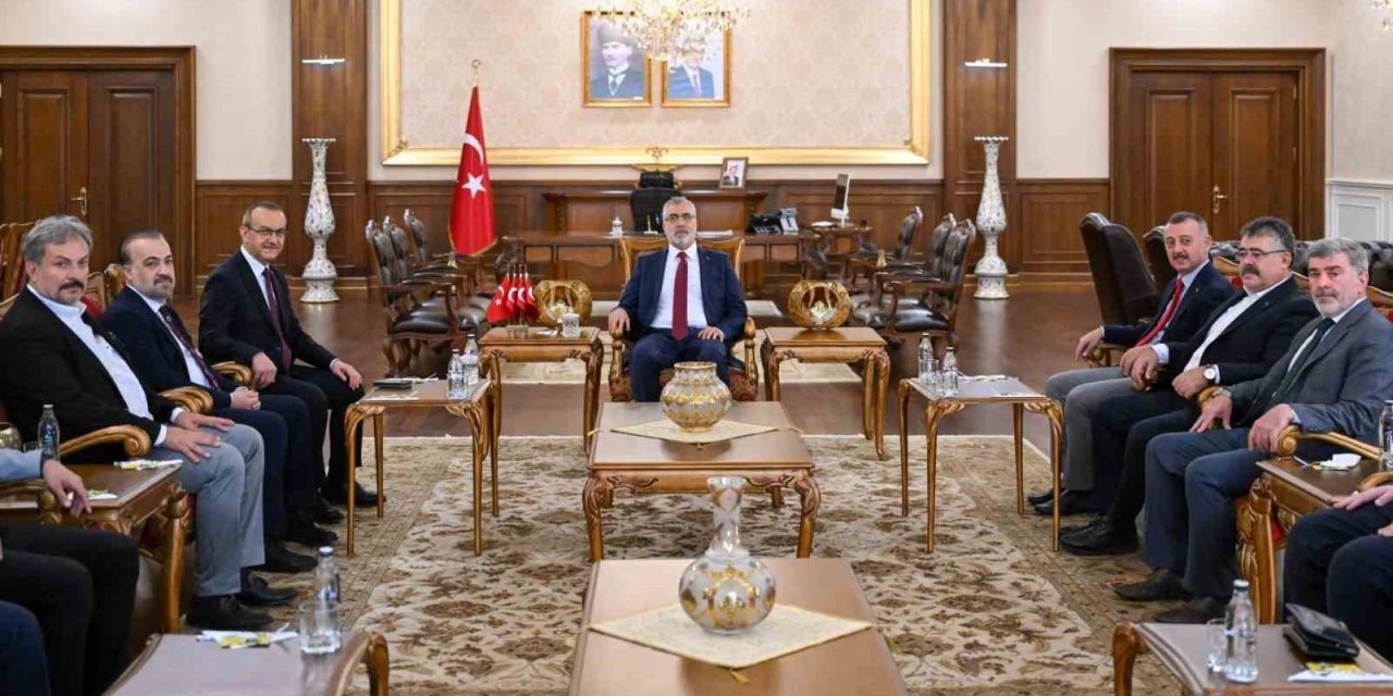 Bakan Işıkhan: “Dünyanın en iyi 100 limanın bir tanesi Kocaeli’nin”