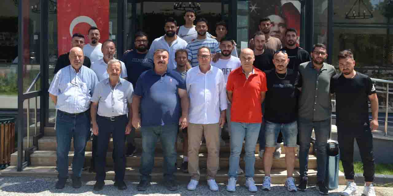 Beylikovaspor’dan rakiplere gözdağı verir gibi imza töreni