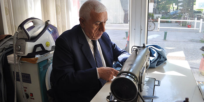 Eskişehir'in ünlü terzisi sıcaklardan dolayı tarz değiştirdi