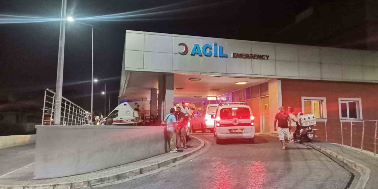 Annesini satırla yaraladı