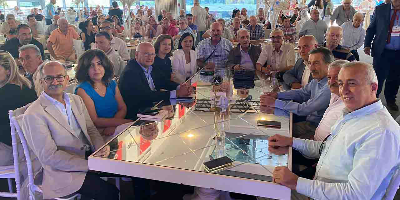 ‘’Gövde gösterisi’’ amaçlanan kongrede yaşanan fiyaskolar