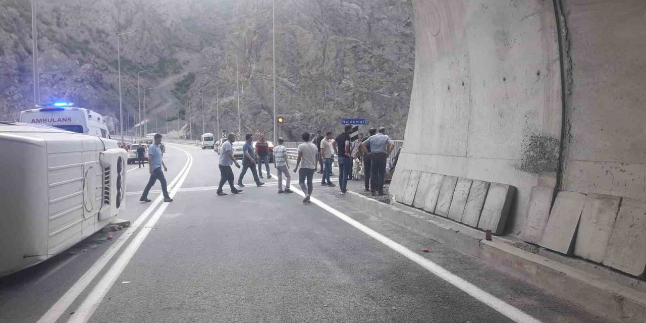Artvin’de minibüs devrildi: 11 yaralı