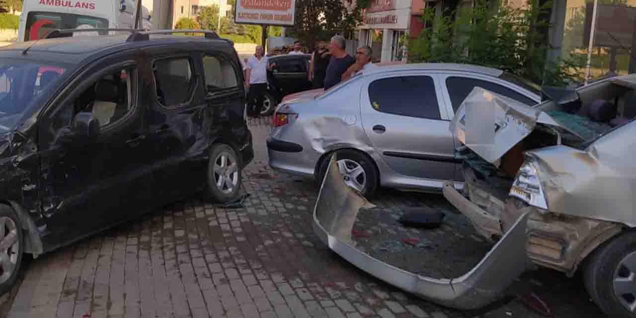 Kontrolden çıkan araç park halindeki 3 otomobile çarptı