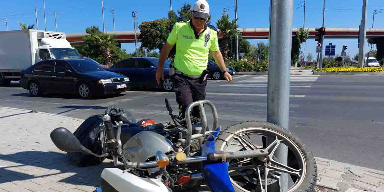 Otomobil kırmızı ışıkta bekleyen motosiklete çarptı