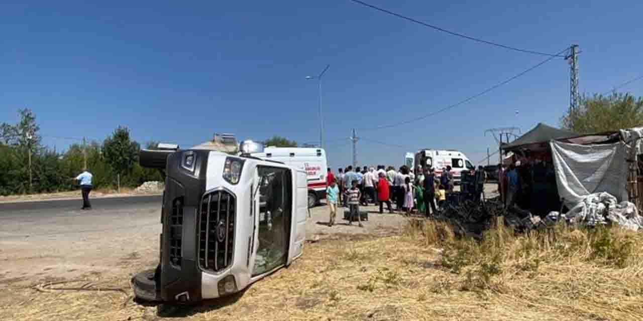 Lastiği patlayan minibüs yan yattı: 14 yaralı