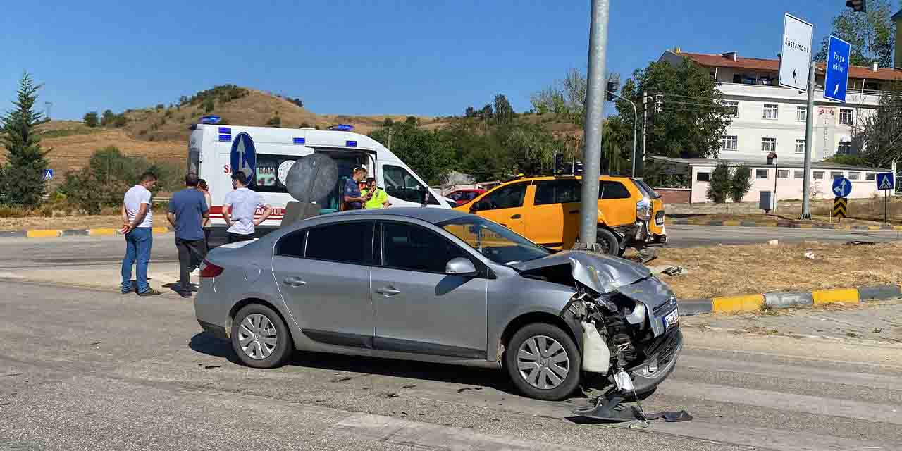 Ticari taksi ile otomobilin kavşakta çarpıştı: 3 yaralı