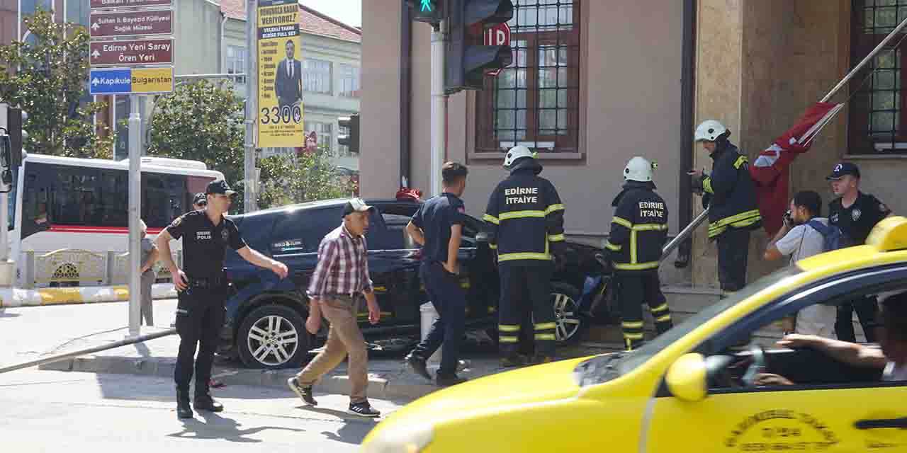 Motosiklete çarpmaktan kaçarken banka duvarına çarptı