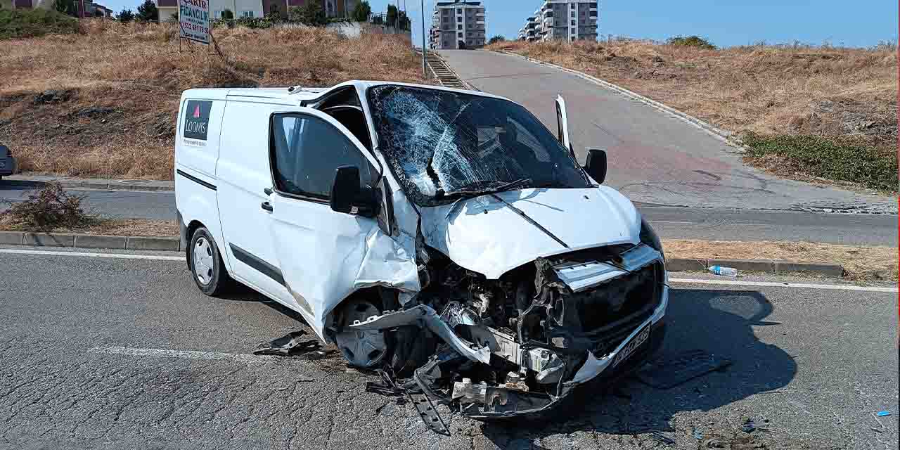 Para dolu araç otobüsle çarpıştı