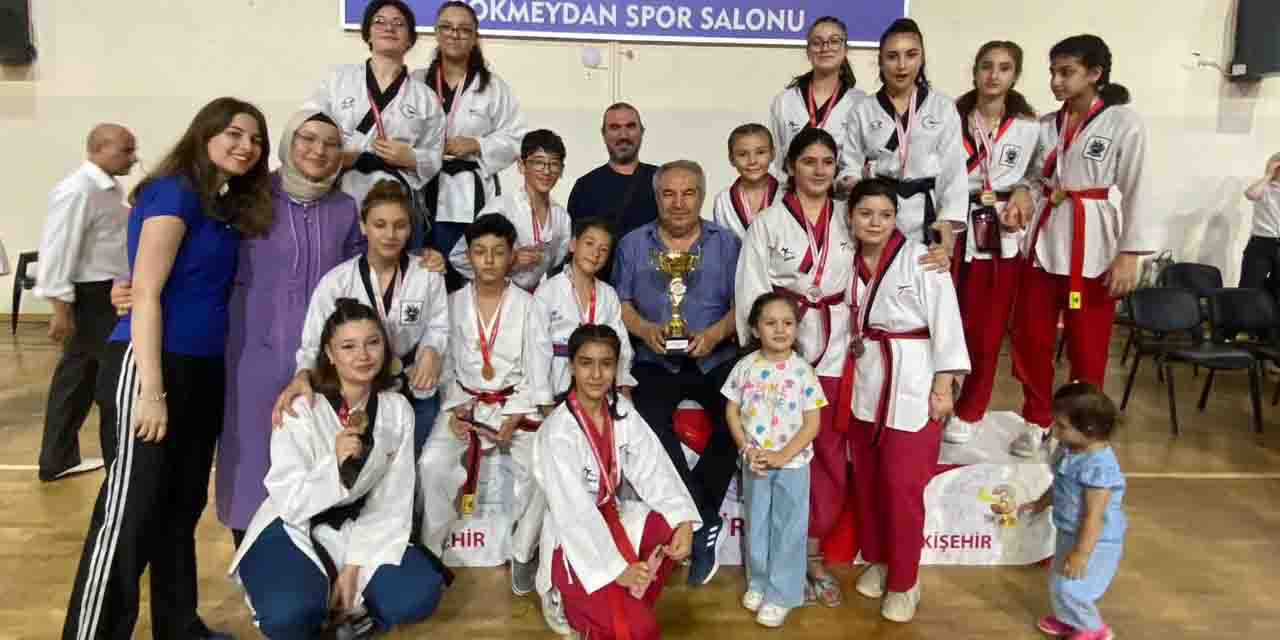Şahinspor kupaları kaptı