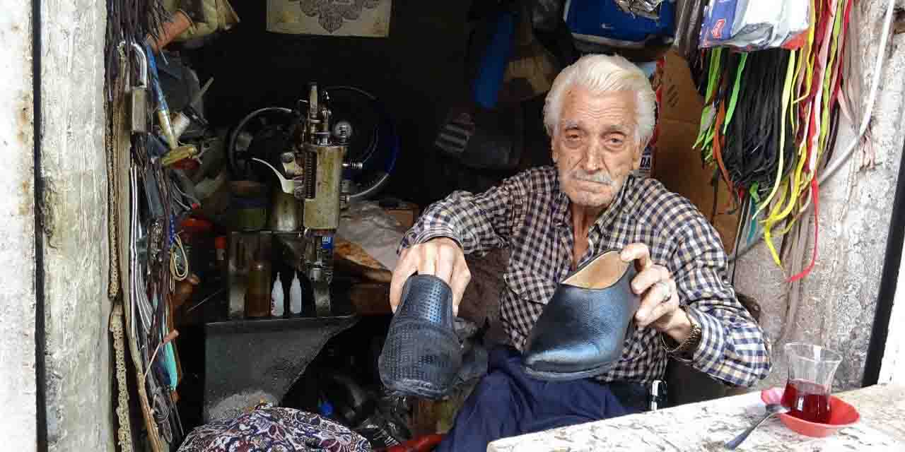 2 metrekarelik dükkandan ekmek parasını çıkarıyor