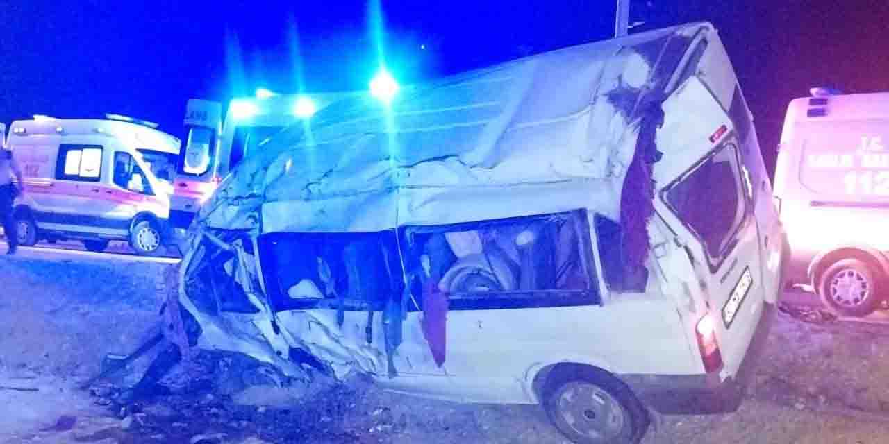 Tarım işçilerini taşıyan minibüs kazaya karıştı: 8 yaralı