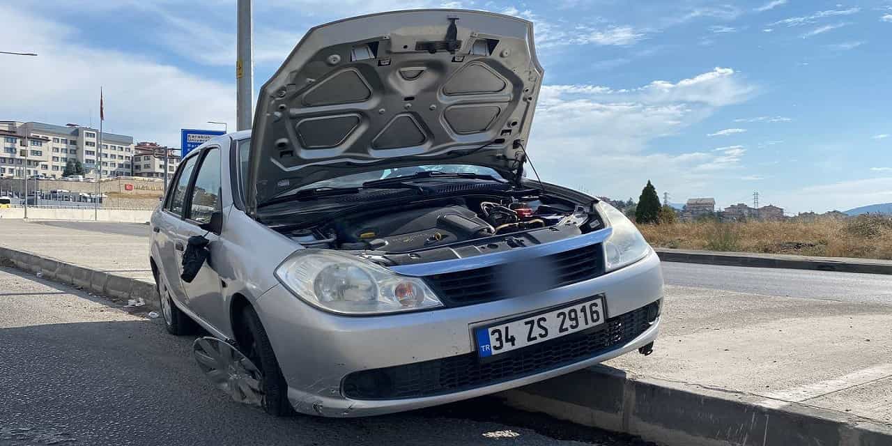 Karabük'te otomobil refüje çarptı