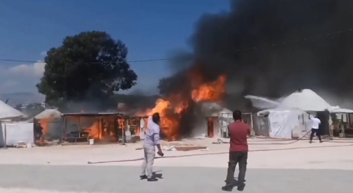 Çıkan yangında 12 çadır kül oldu