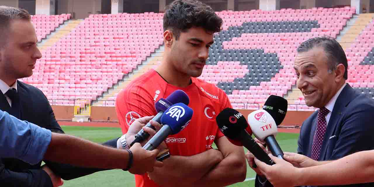 Milli futbolcu Ozan Kabak'tan taraftara özür