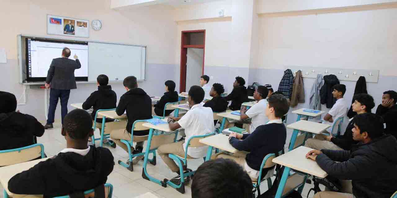 Deprem bölgelerindeki öğrencilere eğitim desteği sürüyor